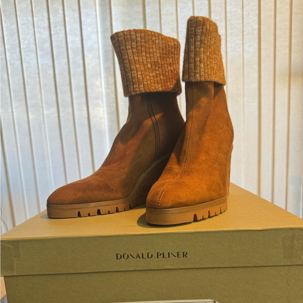 Donald Pliner- SINDIE boot in stretch faux suede